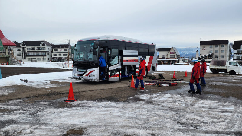  クラブスキーツアー　赤倉観光リゾートスキー場にバスが到着| 新潟県長岡市のスキークラブ【ダウンヒルスキークラブ】